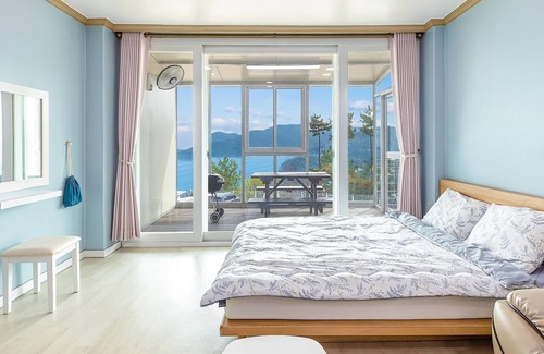 Dolsan-eup House | Family-Friendly Getaway at Yeosu Seuteimeong with Pool
