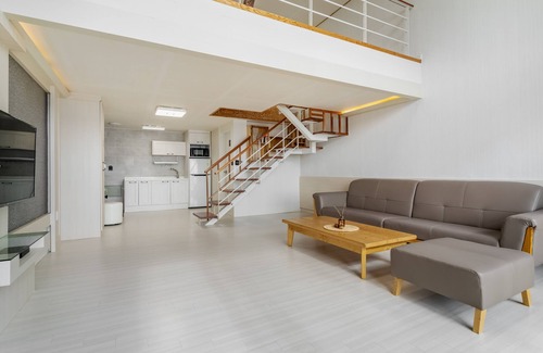 Dolsan-eup Condo | Experience Yeosu Sunset Hostel with Pool and Spa Amenities