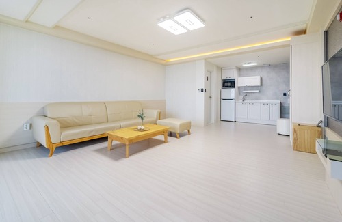 Dolsan-eup Condo | Experience Yeosu Sunset Hostel with Pool and Spa Amenities