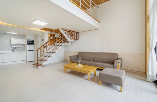 Dolsan-eup Condo | Experience Yeosu Sunset Hostel with Pool and Spa Amenities