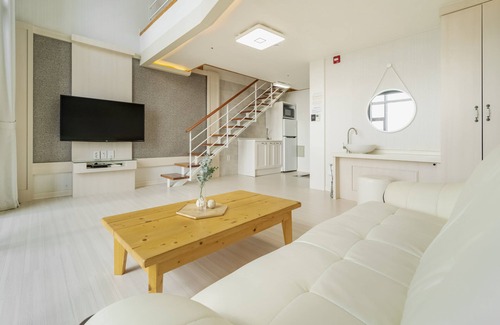 Dolsan-eup Condo | Experience Yeosu Sunset Hostel with Pool and Spa Amenities