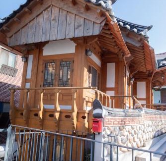 Paldal-gu House | Yeoyeoje - Hanok Accommodation with the atmosphere of Hwaseong Fortress Road in Suwon, a UNESCO World Heritage