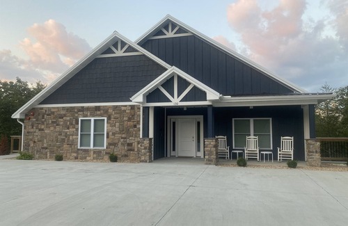 Branson House | Discover Fun and Relaxation: Hot Tub, Pool Table & More!