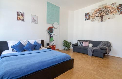 Favoriten Apartment | Ideal Yeshello Apartment Steps from Central Station