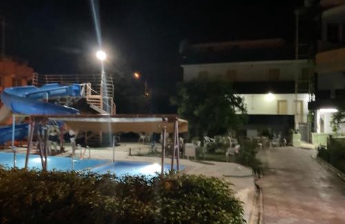 Karahayit House | Relax at Yetiş Pansiyon: Family-Friendly with Pool & Hot Tub