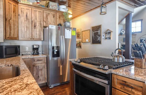 Deadwood House | Yeti Hideout: Family-Friendly Retreat with Spa & Pool