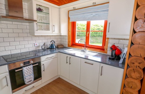 Castle Bytham Cottage | Family-Friendly Yew Lodge with Pool in Greetham, Rutland