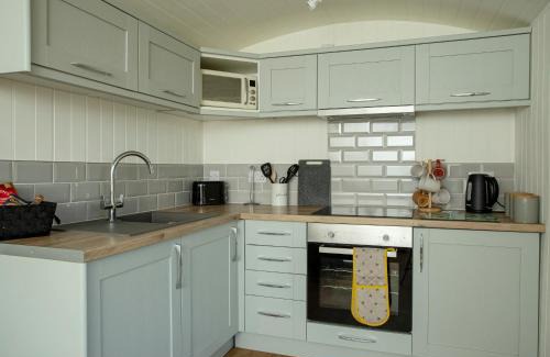 Frampton Ski Chalet | Escape to Yew Lodge: Railway Carriage with Hot Tub