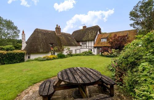 Moulsoe House | Yew Tree Cottage: Oceanfront Retreat with Pet-Friendly Charm