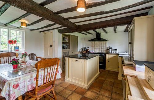 Moulsoe House | Yew Tree Cottage: Oceanfront Retreat with Pet-Friendly Charm