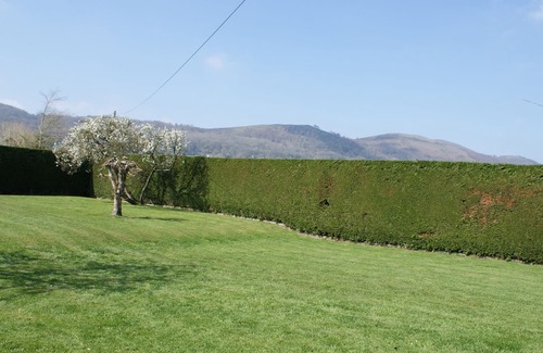 Little Malvern Cottage | Pet-Friendly Yew Tree Cottage: Characterful Retreat in Malvern