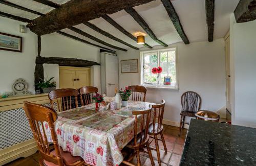 Moulsoe House | Charming 6-Bed Cottage in Moulso - Pet and Child Friendly