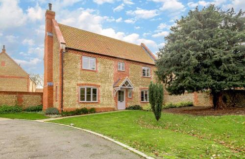 Weybourne House | Pet-Friendly Retreat at Yew Tree House for Families