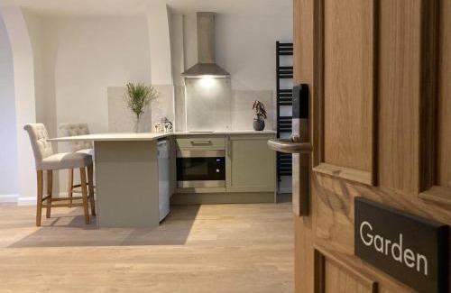 Woodstock Villa | Yew Tree House: 4-Star Stay with Kitchen & Accessibility