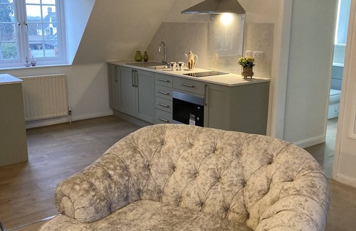 Woodstock Apartment | Exceptional Yew Tree House: Family-Friendly with Dining Options