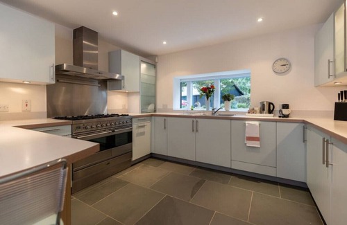 Cirencester Villa | Indulge at Yew Tree Lodge - Lakeside Spa & Hot Tub Retreat