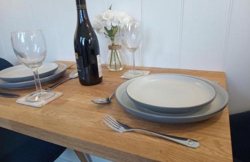 Marnhull Apartment | Relaxing Yew Tree View Shepherd's Hut - Child-Friendly Stay
