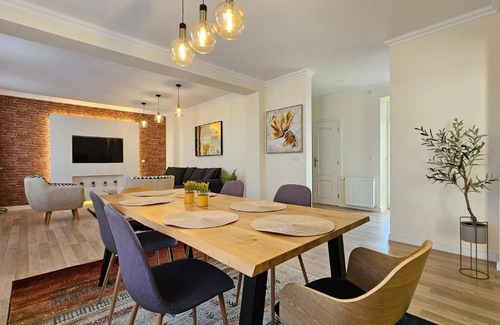 Gera Apartment | Stylish 130m2 Apartment with Two Bathrooms & Family Friendly
