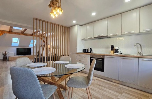 Gera Apartment | Stylish 130m2 Apartment with Two Bathrooms & Family Friendly