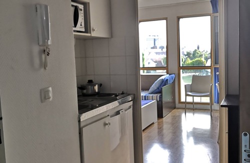 Chemin de l'Ile Apartment | Yifan's Sunny Studio: Eco-Friendly Stay Near La Défense