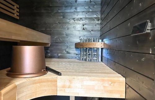 Tahkovuori House | Cozy Yläkerran Asunto with Balcony and Sauna, 4-Star Stay