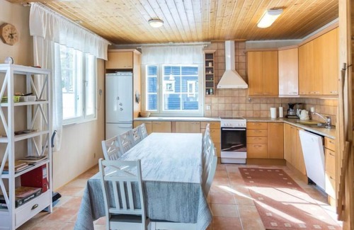 Akaslompolo House | Relax at Ylläskankare with Lake Views and Spa Amenities