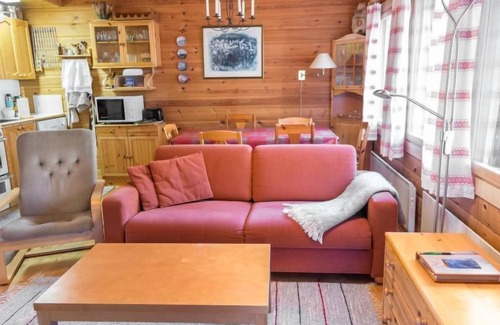 Akaslompolo House | Ylläskuru d 2: Lake View Retreat with Spa & Kitchen
