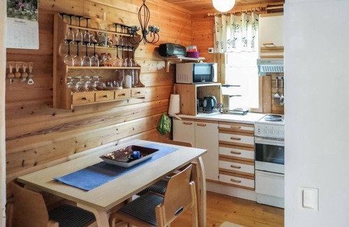 Akaslompolo House | Ylläsmukka: Cozy Retreat with Lake View & Spa Amenities