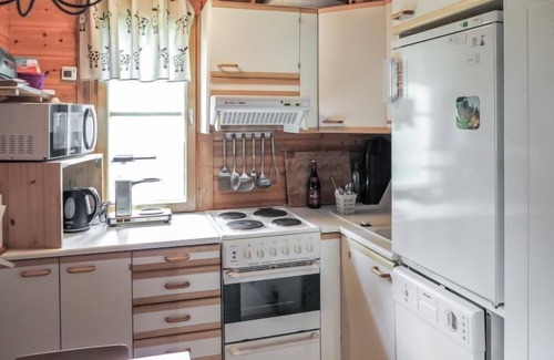 Akaslompolo House | Ylläsmukka: Cozy Retreat with Lake View & Spa Amenities