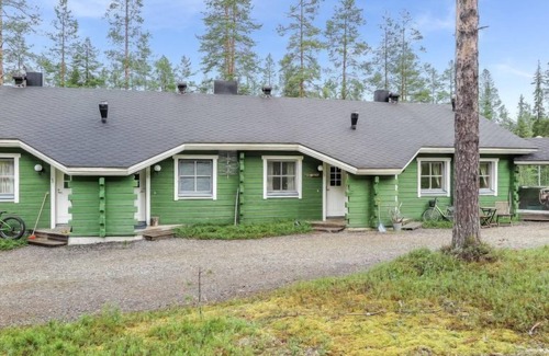 Akaslompolo House | Ylläsmukka: Cozy Retreat with Lake View & Spa Amenities