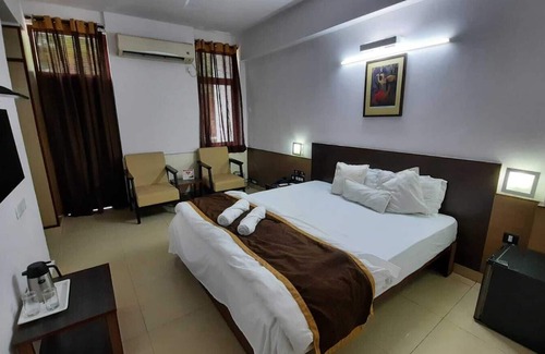Connaught Place Hotel | Budget-Friendly YMCA Tourist Hostel with Pool & Restaurant