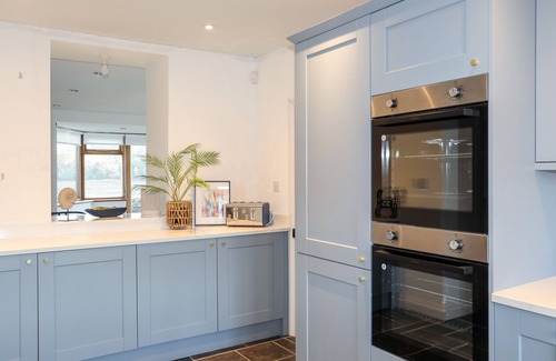 Bangor House | Family-Friendly YNYS FAELOG COTTAGE with Cozy Open Fire