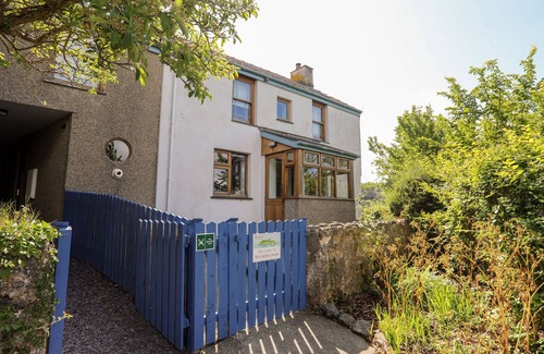 Bangor House | Family-Friendly YNYS FAELOG COTTAGE with Cozy Open Fire