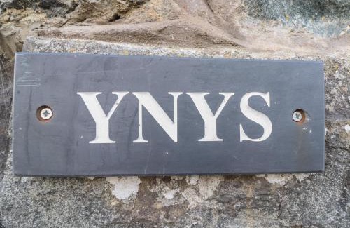 Dyffryn Ardudwy House | Ynys Hotel: Family-Friendly Retreat with Pool & Pets Welcome