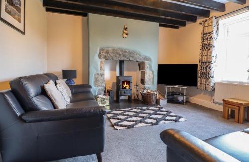 Dyffryn Ardudwy House | Ynys Hotel: Family-Friendly Retreat with Pool & Pets Welcome