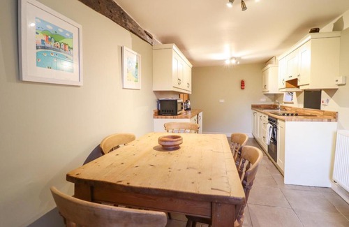 Dyffryn Ardudwy House | Ynys Hotel: Family-Friendly Retreat with Pool & Pets Welcome