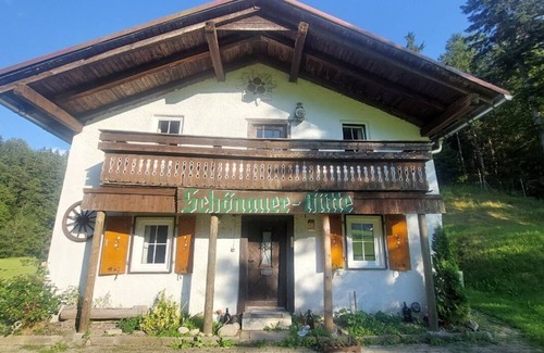 Schwaz Cabin | Tranquil Yoga Retreat with Meditation and Ayurvedic Cuisine
