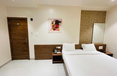 Barsi Hotel | Budget-Friendly Stay at YOGIRAJ EXCLUSIVE LODGE with Breakfast