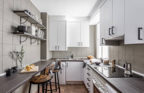 Malasana Apartment | Yombe: Cozy 3-Bedroom Retreat in Vibrant Malasaña