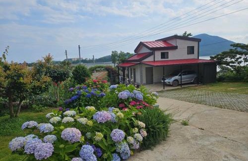 Wando Other | Yonghyun's House: Eco-Friendly Retreat with Ocean View