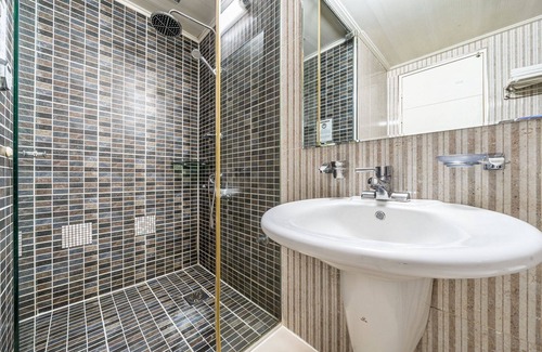 Giheung-gu Hotel | Eco-Friendly Yongin Singal Hotel with Breakfast & Hot Tub
