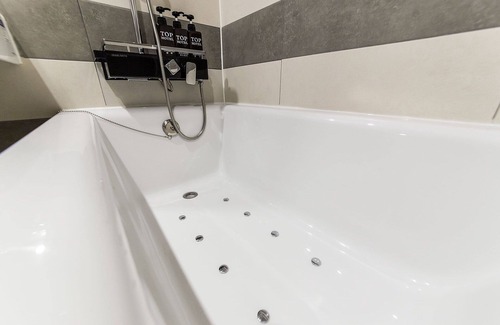 Giheung-gu Hotel | Eco-Friendly Yongin Top: Family-Friendly with Breakfast & Hot Tub