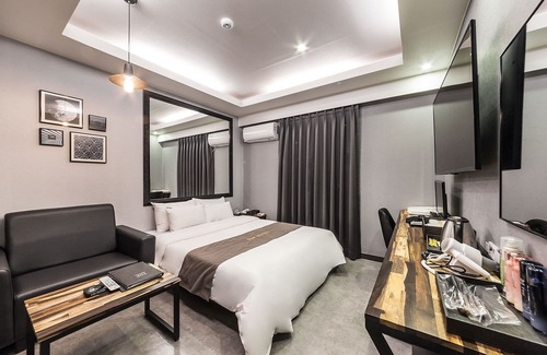 Giheung-gu Hotel | Eco-Friendly Yongin Top: Family-Friendly with Breakfast & Hot Tub