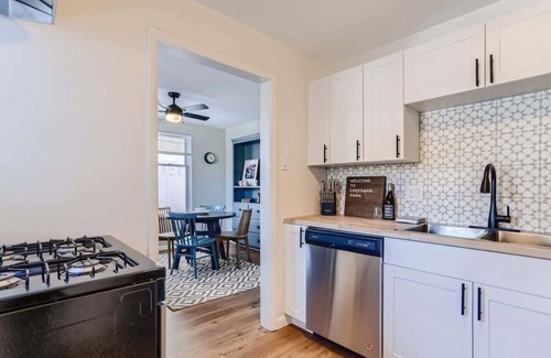 Congress Park Apartment | Modern 2 BR Retreat Near Botanic Gardens - Pet Friendly!