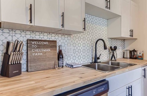 Congress Park Apartment | Modern 2 BR Retreat Near Botanic Gardens - Pet Friendly!
