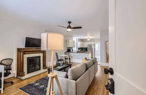 Congress Park Apartment | Inviting 2BR Oasis Near Botanic Gardens with Kitchen Access