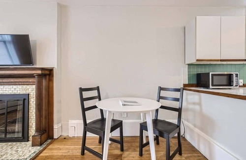 Congress Park Apartment | Inviting 2BR Oasis Near Botanic Gardens with Kitchen Access