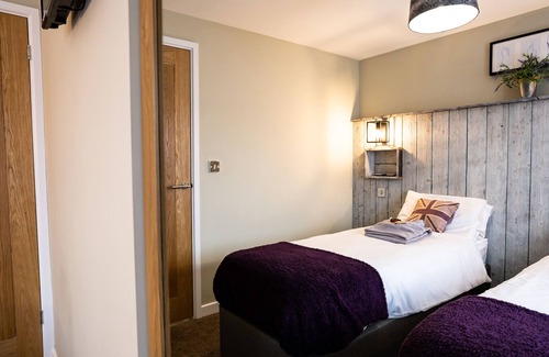 Bexhill-on-Sea Cabin | York Lodge: Pet-Friendly Retreat with Oceanfront Views