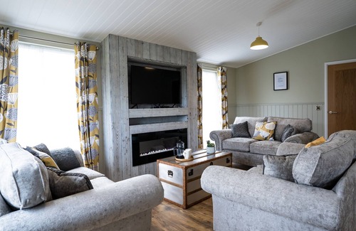 Bexhill-on-Sea Cabin | York Lodge: Pet-Friendly Retreat with Oceanfront Views