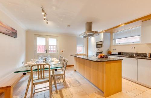 Broadstairs Apartment | Top-Rated York Mansions Apartment: Family-Friendly Getaway